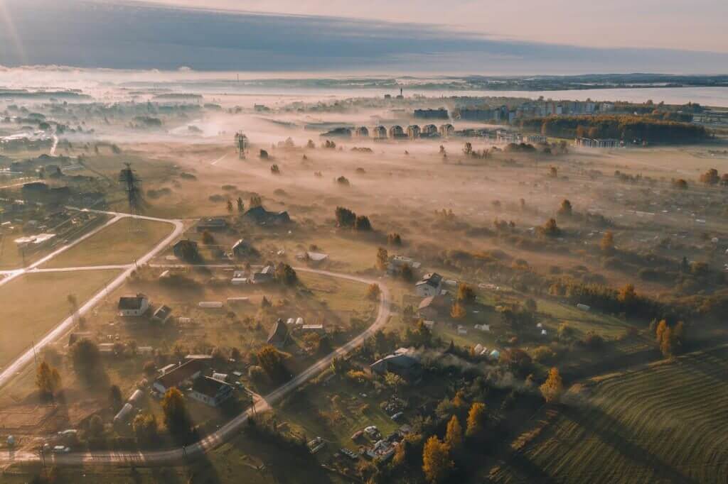 Salaspils rudens rītā no putna lidojuma pilsētu-un-objektu-iemūžināšana-īpašos-mirkļos-no-gaisa