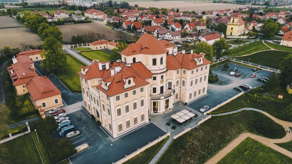 Viesnīca Čehijā aerofoto Viesnīcu-fotogrāfēšana-un-filmēšana-ar-dronu