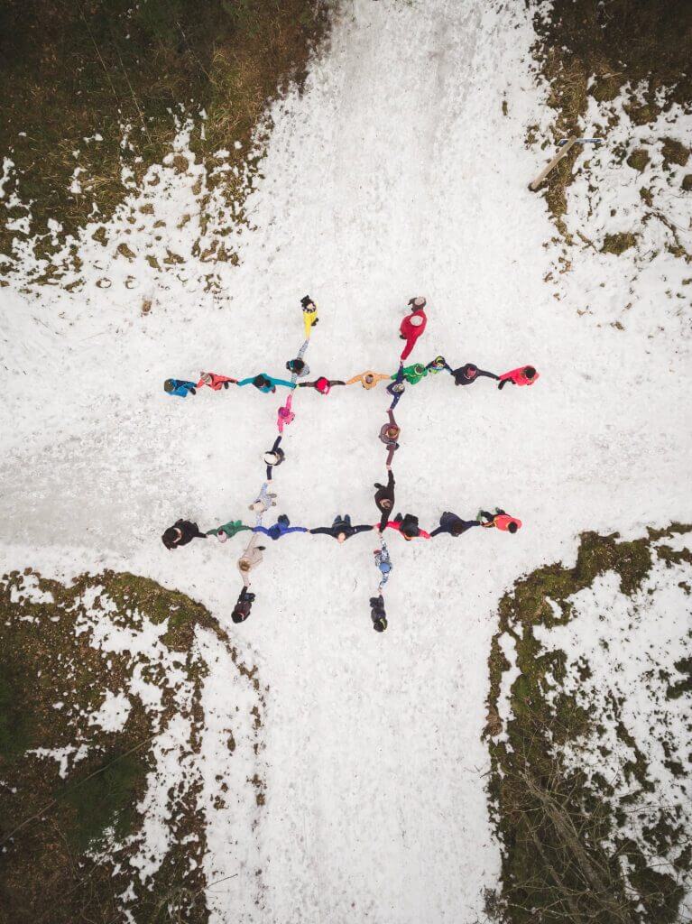 ZZ čempionāta fotosesija ar dronu Ogres Zilajos kalnos Kopbilžu-fotogrāfēšana-dabā-ar-dronu