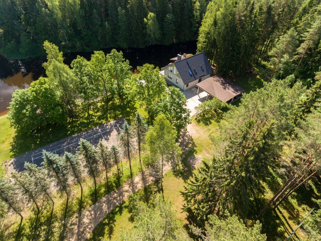 Māja Daugavas krastā drona-fotogrāfija-nekustamais-īpašums