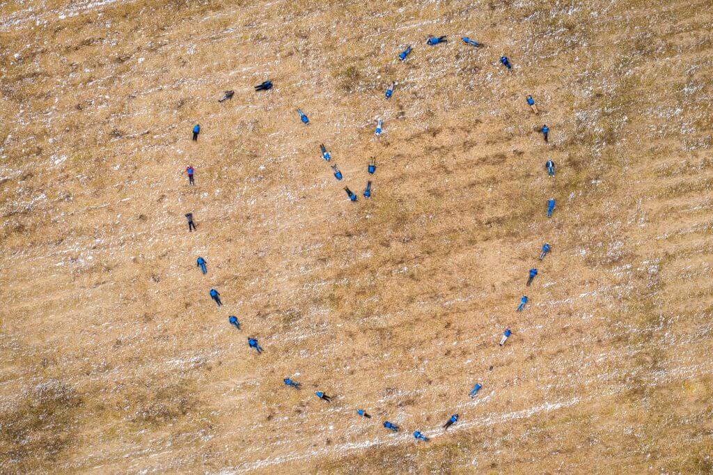 Radošas-uzņēmuma-kopbilžu-fotosesijas-ar-dronu Uzņēmuma-kopbildes-fotogrāfēšana-ar-dronu