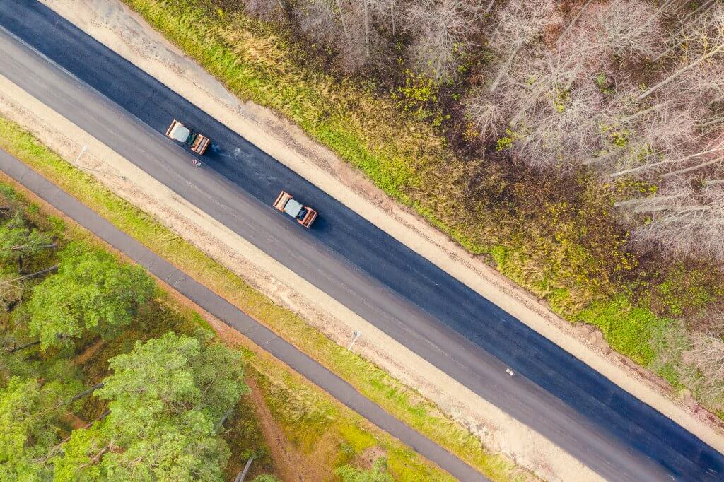 Ceļa seguma uzklāšana Limbažos no drona Ceļu-būves-objektu-un-procesu-fotogrāfēšana-ar-dronu