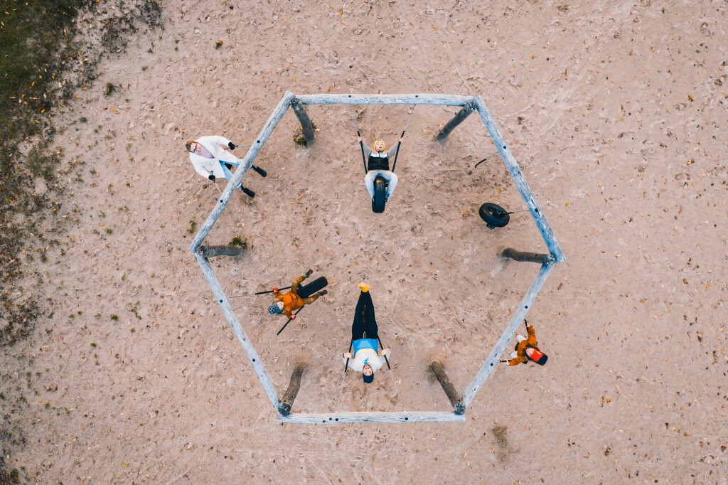 Ģimeņu-kopbildes-no-gaisa Ģimeņu-fotosesijas-ar-dronu