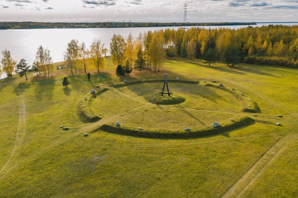 Piemiņas zīme Daugavas lībiešiem un viņu vadonim Ako fotogrāfijā no gaisa Dabas-tūrisma-apskates-objektu-sezonālas-fotosesijas-ar-dronu
