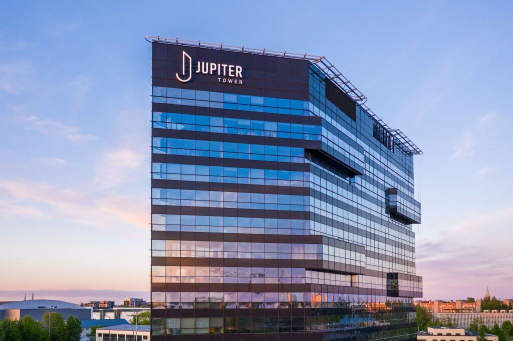 Jupiter Centrs saulrieta laikā Biroju-un-komercobjektu-foto-un-video-no-drona
