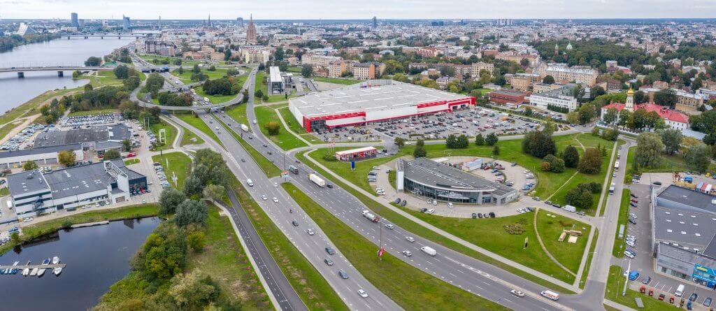 Skats uz 11.Novembra Krastmalu Rīgā no drona komercobjektu-un-veikalu-drona-foto