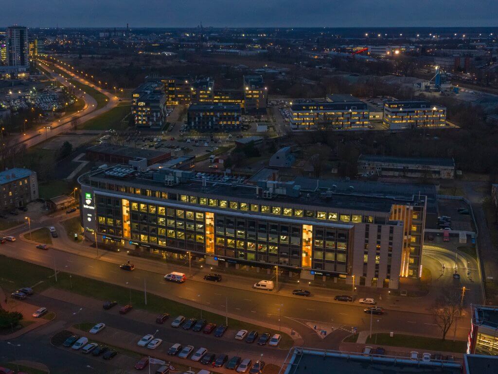 Skanste City birojs naktī no putna lidojuma Biroju-un-komercobjektu-fotosesijas-ar-dronu