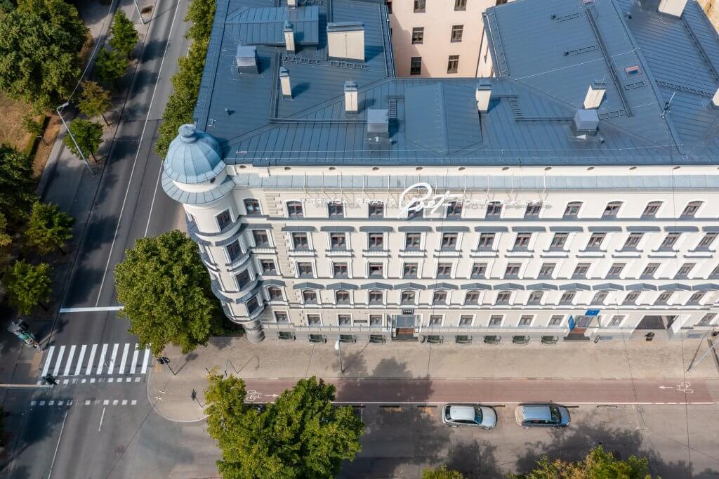 Poet hotel fotosesija ar dronu arhitektūras-drona-fotosesijas-cenas-ar-dronu-droneday