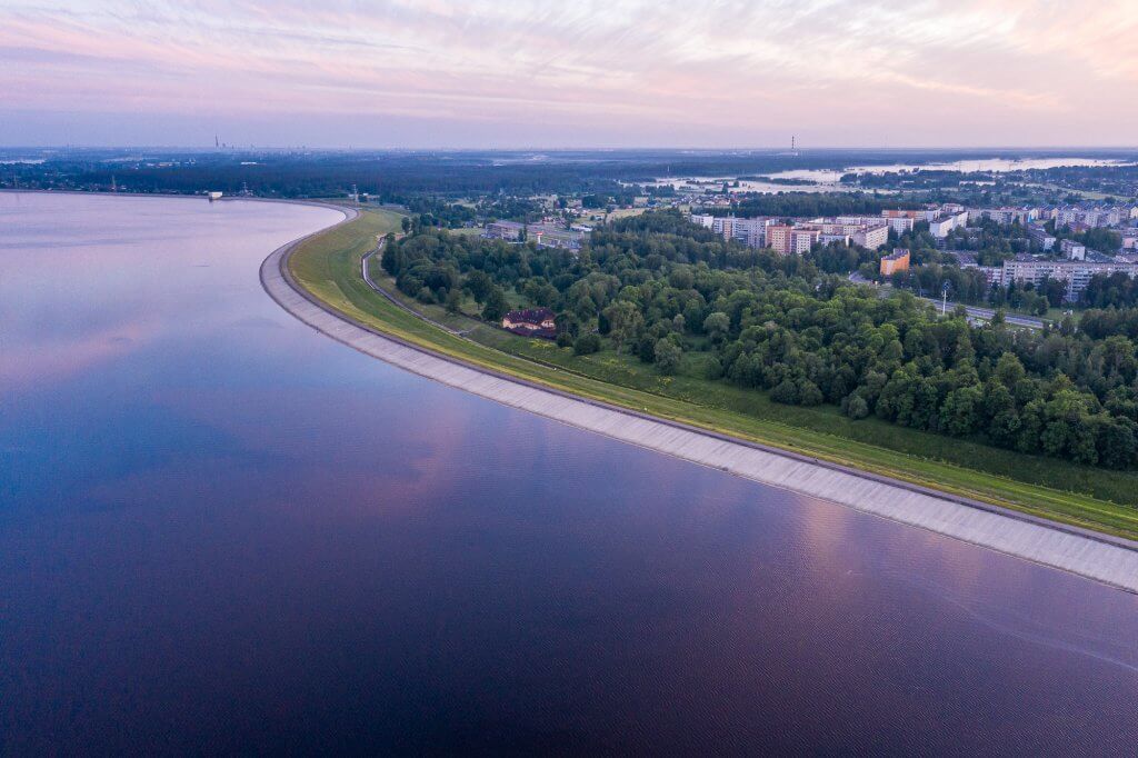 Salaspils rīta agrumā fotogrāfijā no drona drona-video-un-foto-pakalpojumi-pašvaldībām