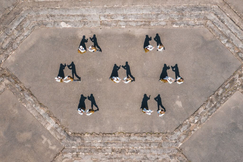 Deju kolektīva kopbildes foto no drona deju-kolektīvu-fotosesijas-cenas-ar-dronu-Latvijā