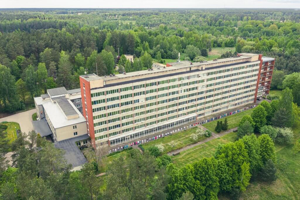 Tuberkolozes slimnīcas kolektīva kopbilde kopbildes-no-drona-medicīnas-darbiniekiem