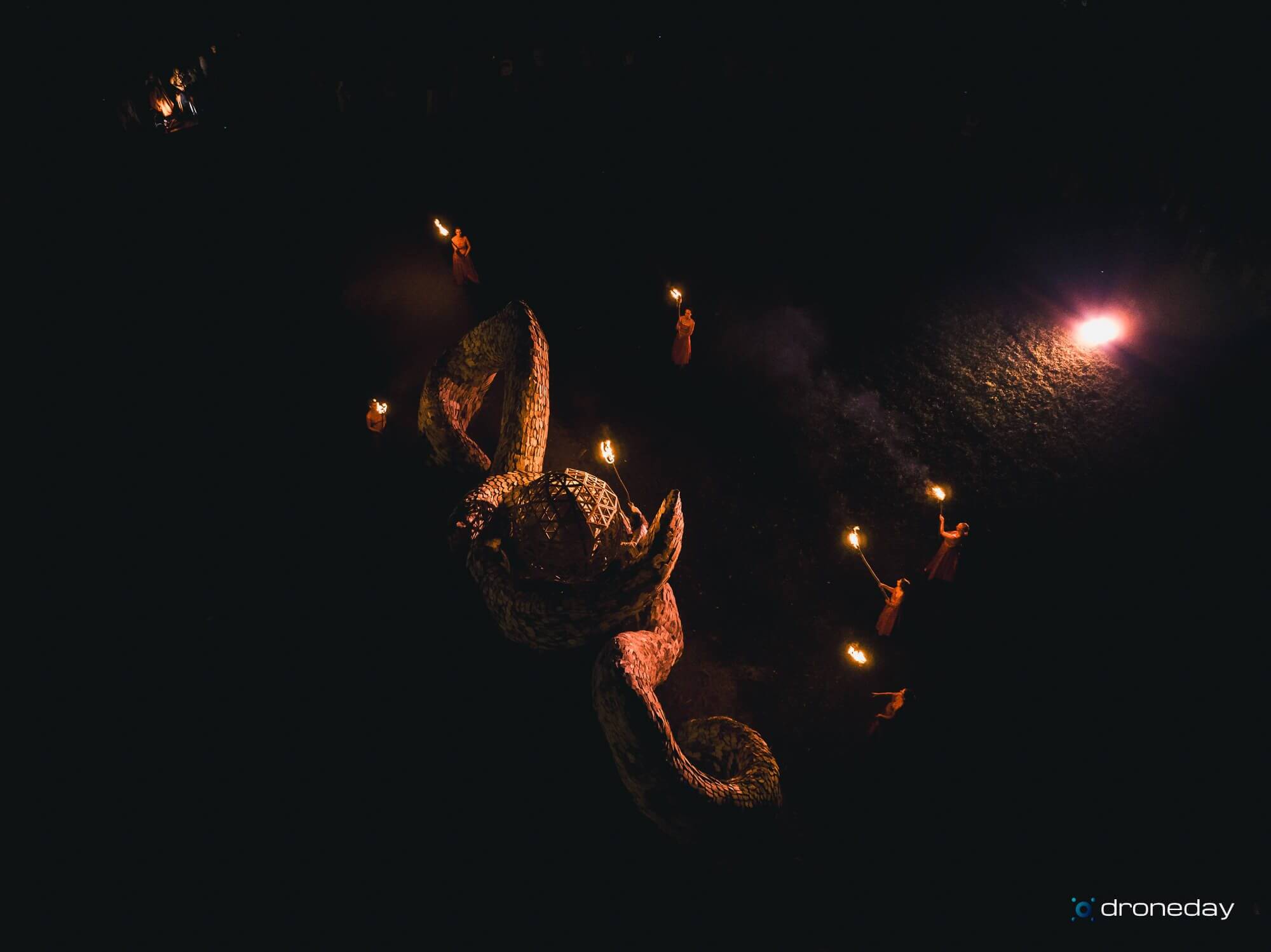 Drona-foto-naktī-valmiermuižas-etno-festivāls