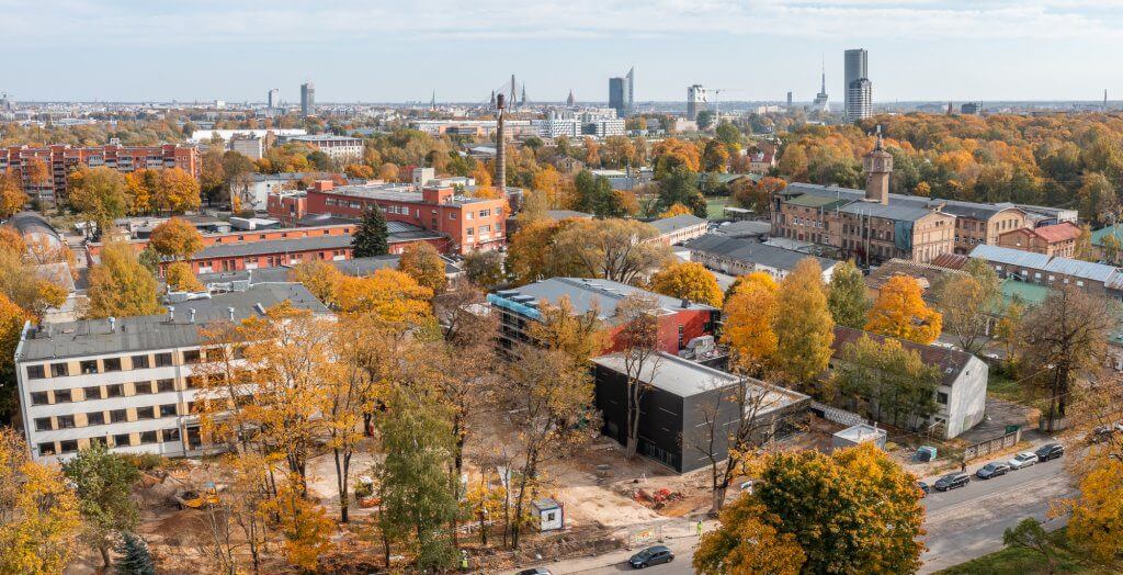 Nepabeigtas skolas būvniecības process drona foto
